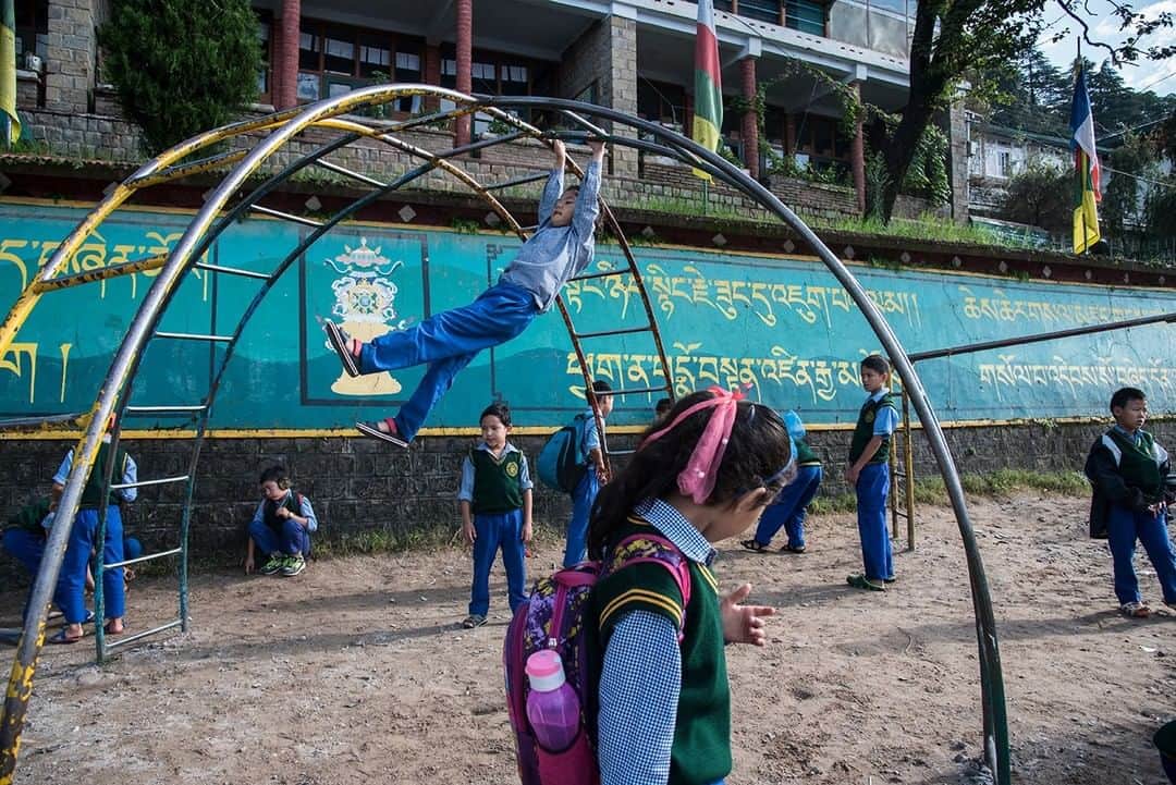 ナショナルジオグラフィックさんのインスタグラム写真 - (ナショナルジオグラフィックInstagram)「Photo by Saumya Khandelwal @khandelwal_saumya | Children play before the commencement of classes at Tibetan Children's Village in Dharamshala, India. Follow me on @khandelwal_saumya for stories of people and cultures.」3月30日 20時02分 - natgeo