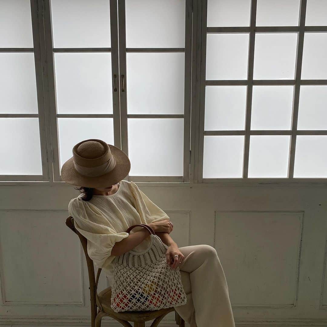 美生のインスタグラム：「👒﻿ ﻿ さらさらでひんやりの﻿ ニットパンツが入荷します♡﻿ しかもカラバリ豊富で﻿ どれも最高に可愛いです！﻿ ﻿ 新作のバッグオープンブラウスとも﻿ 相性めちゃいい！﻿ ﻿ 4月はこのコーデまるっと﻿ 狙ってます♡﻿ ﻿ @donobanweb にて﻿ 新作チラ見せさせてもらってます♡﻿ ﻿ また撮影LIVEも﻿ させてもらいたいなぁ🍊﻿ ﻿ ﻿」