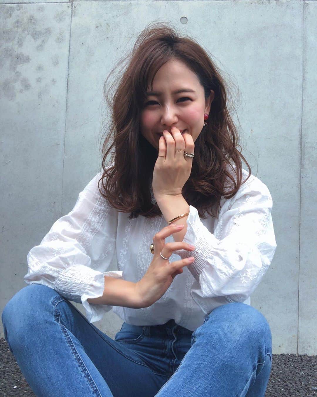 のインスタグラム：「整形だけじゃないんだよ🐶✨ スワイプしてね▶︎▶︎▶︎ ・ ・ 今回は @sbc_futakotamagawa の @sbc_minegishi 先生に 小顔！美肌！肩こり改善！ の施術をしてもらいました😊✨ ・ ・ 湘南美容クリニックさんといえば、 整形が有名なイメージある人も多いかもですが、 わたしのように メスは入れず小顔になりたい😭 肩こり直したい😭 ・ ・ なんていう希望も 叶えてくれるんです💫 ・ ・ 今回母に紹介したいとまで思った理由が、 カウンセリングがとても丁寧だったこと😭💓 ・ ・ なんの知識もないからこんな調子で先生に伝えたのに ひとつひとつ丁寧に聞いてくださいました🥺✨ ↓ 【リアル会話例】 「肩こり直したくて、小顔にもなりたくて、小顔って言っても整形とかは嫌で、あ！でも顎の下のお肉は気になってて、」 ・ ・ すごい先生なのに、 気さくにお話きいてくれて、 スタッフさんもみんな優しくて、 本当に本当におすすめです💓 ・ ・ ということで、 一回しかいってないのに また絶対行くと確信したから 本気通い美容サロンに認定🐶✨ （ハイライトにのこしてますので 良ければ参考にしてください🙆‍♀️） ・ ・ ちなみに肩こりにおいては 翌日から軽くなって 眠れない夜ともおさらば！ 嬉しくて先生にDMしてしまいました😂💓 ・ ・ 小顔効果は2,3週間後からぐんぐん出るそうなので また改めて載せます✌️ ・ ・ あとベビースキンもほんとに凄くて、 再生治療と言われるほどで美容液を皮下組織まで届けてくれるんです🥺💓 （ああ〜！書きたいこといっぱい！） ・ ・ これ以上長くなるとえらいこっちゃなので またストーリーに載せますね✨ とにかく本気おすすめです💐💐💐 ・ ・ ・ #湘南美容クリニック  #肩こり #小顔 #りーまる美容 ・ ・ ・ #りーまる #サロンモデル #インフルエンサー #フリーモデル#撮影データ #撮影モデル募集 #広告モデル #ポートレートモデル#ポートレートしま専科 #韓国好きな人と繋がりたい #被写体#カメラマンさんと繋がりたい#美容クリニック  #美容整形 #笑顔#女子力アップ#美容好きな人と繋がりたい #美容垢#美容オタク#美髪ケア #美容クリニック#透明感#脂肪溶解注射 #ボトックス#アラサー女子 #プチプラコーデ  #美肌ケア」