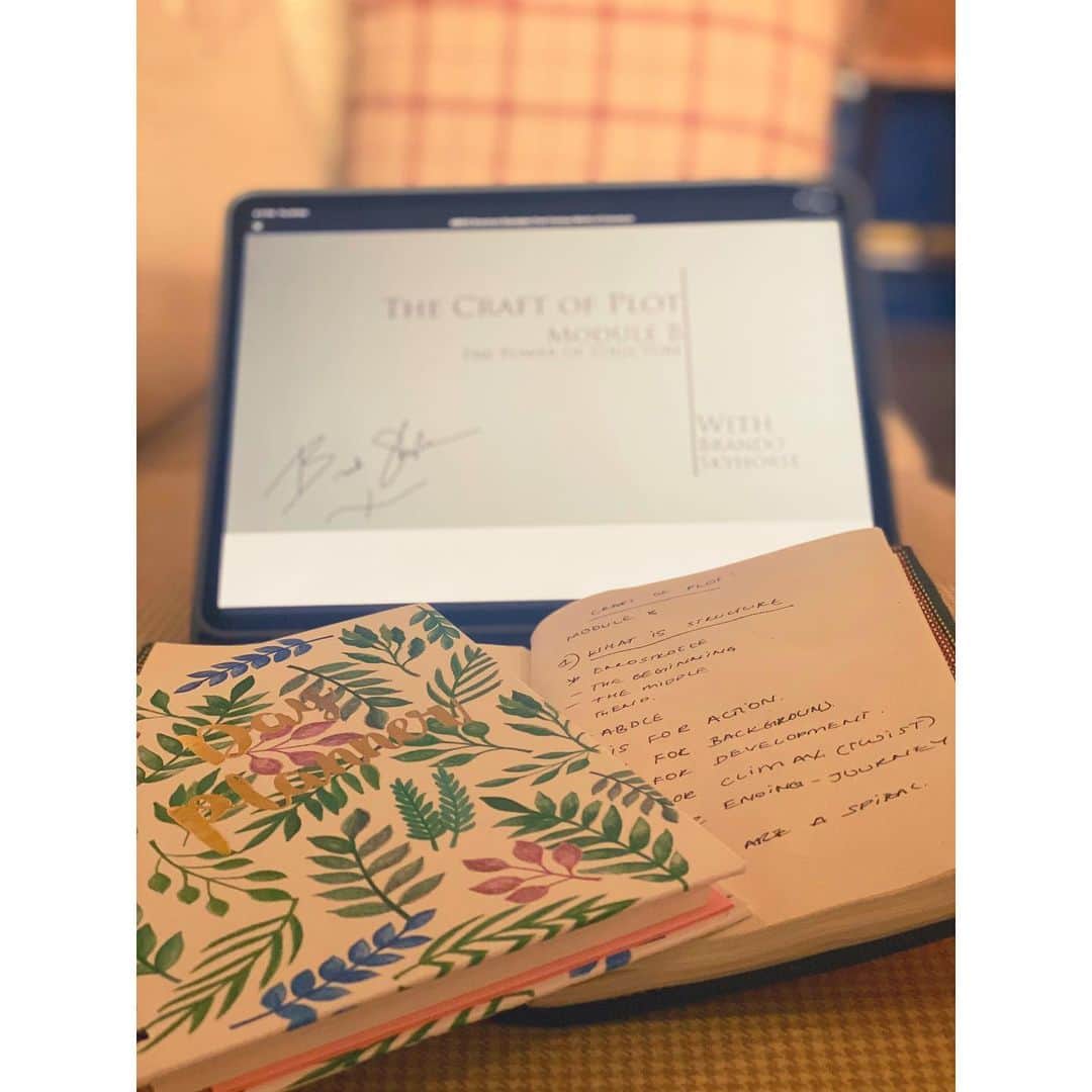 アリア・バットのインスタグラム：「Stay home & .. learn something new 📚」