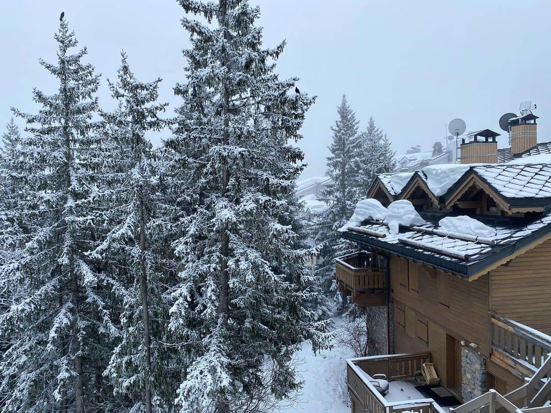 ポーリーヌ・オアロのインスタグラム：「Waking up under the snow  #cozymorning ⛄️」