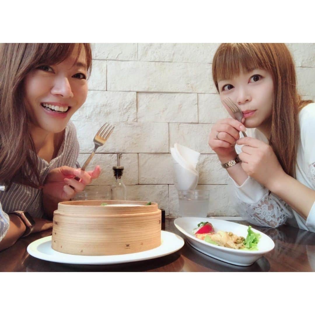 高木沙織さんのインスタグラム写真 - (高木沙織Instagram)「あやぱん👭思い出写真。 あやぱんとは不思議な縁で…… •同い年 •小さい頃、同じフィットネス施設にいた •前職の職場が近かった •近所に住んでいた 今までにもどこかですれ違っていた気がする。 けど、出会いは大人になってからです。 * 私の気持ちになって泣いてくれるあやぱん。 たまにおじさんみたいだけど、すごくかわいいあやぱん。 * 大事な大事な友達以上の存在です。 今の土地に引っ越して来なかったら出会えなかったかもしれない、と思うとここに来た意味があるんだと思えます。 * 明日で正式なお引っ越し。 最後の夜🌙 間違えてガスを止めてしまい、水風呂に入りました。 9年分の荷物は半分以下になった。」3月30日 20時24分 - saori_takagi