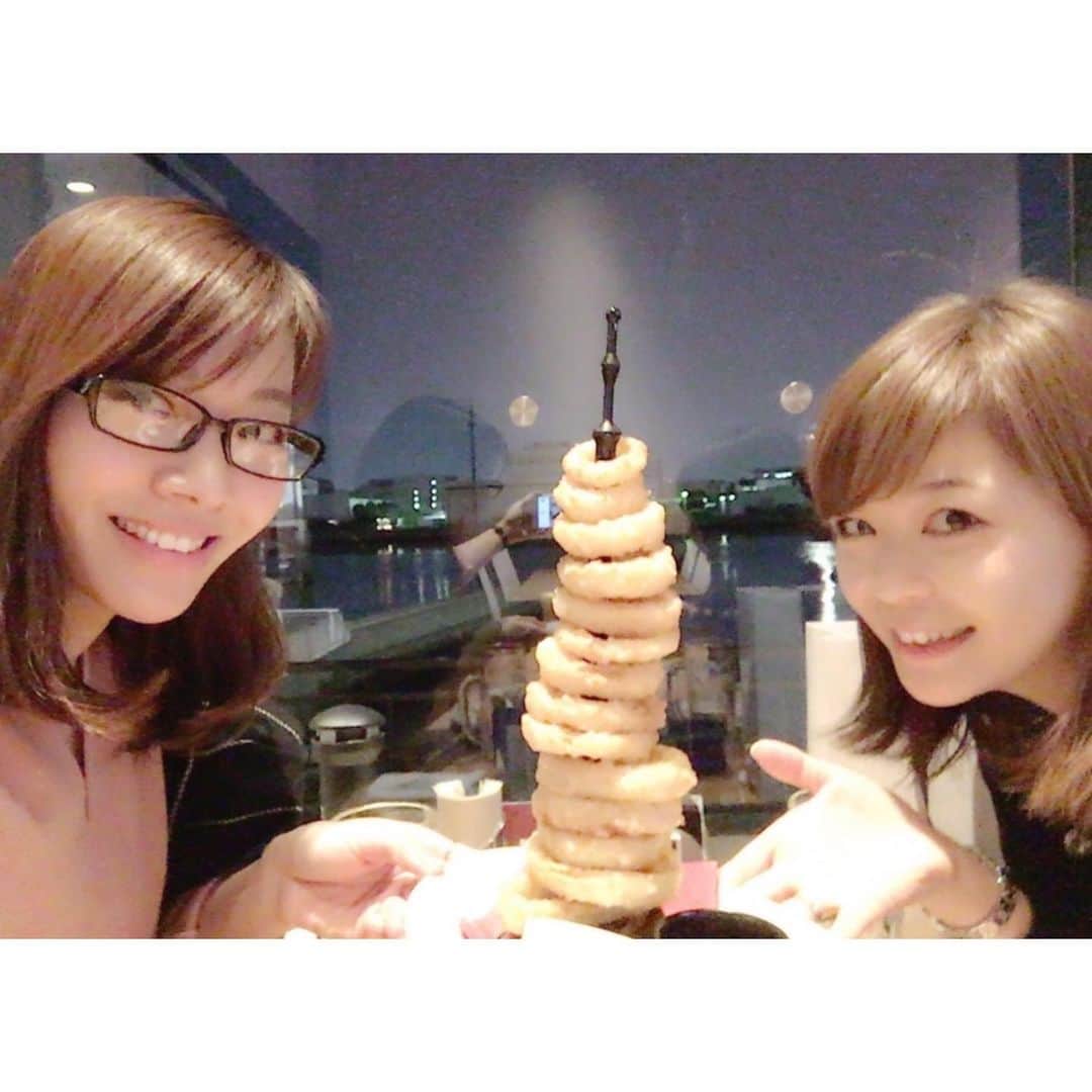 高木沙織さんのインスタグラム写真 - (高木沙織Instagram)「あやぱん👭思い出写真。 あやぱんとは不思議な縁で…… •同い年 •小さい頃、同じフィットネス施設にいた •前職の職場が近かった •近所に住んでいた 今までにもどこかですれ違っていた気がする。 けど、出会いは大人になってからです。 * 私の気持ちになって泣いてくれるあやぱん。 たまにおじさんみたいだけど、すごくかわいいあやぱん。 * 大事な大事な友達以上の存在です。 今の土地に引っ越して来なかったら出会えなかったかもしれない、と思うとここに来た意味があるんだと思えます。 * 明日で正式なお引っ越し。 最後の夜🌙 間違えてガスを止めてしまい、水風呂に入りました。 9年分の荷物は半分以下になった。」3月30日 20時24分 - saori_takagi