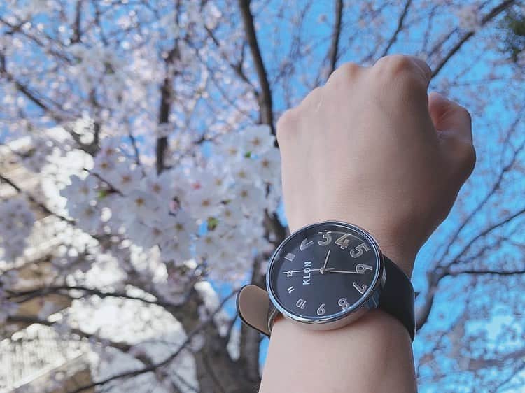 新井優のインスタグラム：「近所で撮れたとてもいい写真。 カジュアルやスポーツからどんなの服装にでも合う素敵な時計さんを添えて。  #KLON #KLONwatch #腕時計 #PR」
