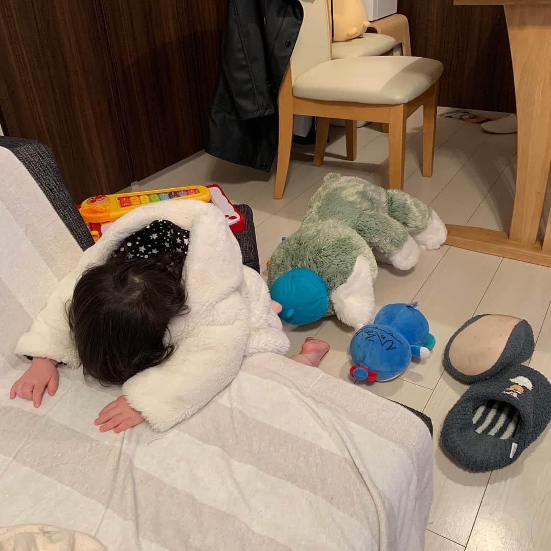伊藤正樹のインスタグラム：「これは謝ってるんじゃなくて寝てるんです。笑  後ろのぬいぐるみも同じ格好してる🤣🤣 はよ起きろー😀💤」