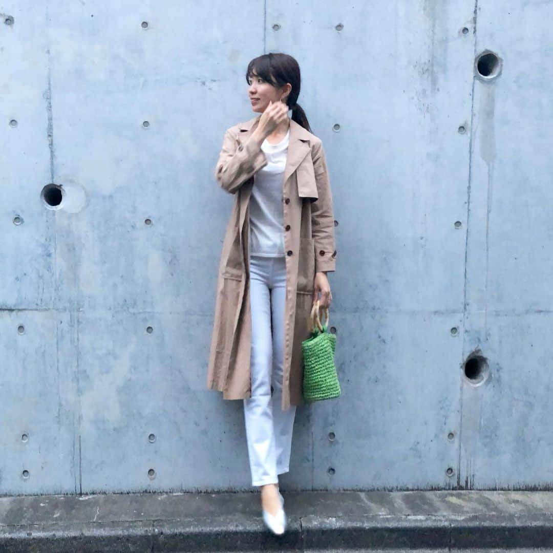 筧沙奈恵さんのインスタグラム写真 - (筧沙奈恵Instagram)「white×green ・ 外出自粛のため毎日引きこもりですが、お天気がいい日は子どもたちとお家の前で遊んだりしています😌 ・ 先日まつエクをしたので、すっぴんでもすぐにおうちを出られるのが嬉しい✨ ・ Tシャツとデニムに、ささっとトレンチコートを羽織っただけのコーデです。明るいグリーンを差し色に💚 ・ #coat #dannyandanne #ダニアン #tops #ZARA #ザラジョ #pants #TheDrop #ザドロップ #shoes #daniella #ダニジェマ ・ 白のパンツは、Amazon発のファッションブランド「The Drop」　@amazonfashionjp のもの！コーディネートを引き立ててくれるシンプルで合わせやすいアイテムが揃っています😊どのアイテムも着やすく、着こなしやすいことが特長です♪ ・ パンツは身長や体型を入力すると、おすすめのサイズが表示されるのですが、おすすめサイズをオーダーしたらピッタリでした👍 ・ #PR #amazon #AmazonTheDrop #TheDrop定番アイテム　#amazonfashionjp #ママコーデ　#ママファッション　#アラサーコーデ　#30代コーデ　#パンツ　#デニムコーデ　#白デニム　#アマゾンファッション　#アマゾンで購入」3月30日 20時39分 - sanaekakei