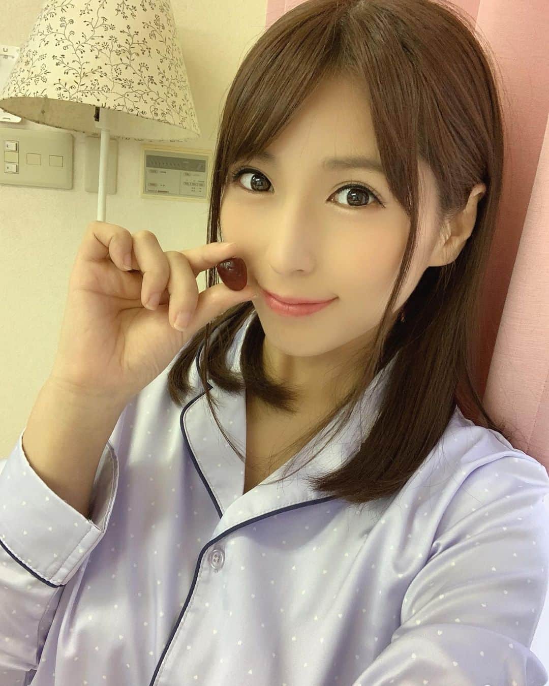 星野ナミのインスタグラム：「いちごグミ食べる？🍓 #お休みなさい🌙」