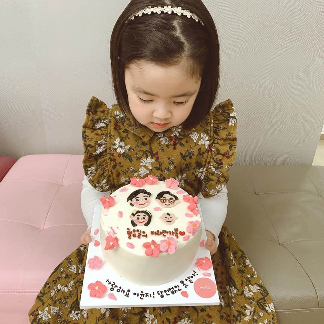 イ・ユンジのインスタグラム：「오늘밤11시ㅡ #동상이몽#라니네마지막이야기 라돌이를만나기위해 아쉬워도기쁘게 마무리했답니다. 덕분에 행복한 가족추억이 쌓였어요. 정말 감사했습니다ㅡ 라니가족올림. #마지막스튜디오촬영에라니가꽃선물을들고왔었답니다#선공개영상」
