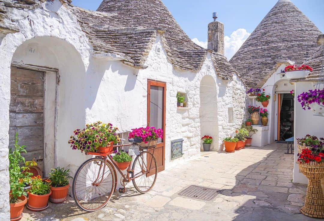 田島知華さんのインスタグラム写真 - (田島知華Instagram)「【Italy🇮🇹Alberobello】I can't travel freely now, but I dream to travel again someday. 旅ができないのに旅をしたくなる写真を投稿するのはどうなんだろう、、と考えたりもするのですが、可愛い街並みを見て癒されることや今後の旅リストを妄想して楽しむのも今の不安を抱える毎日にとって必要なのではないかと思うので、私は変わらず投稿していきます😌 . 南イタリアの世界遺産、アルベロベッロ。 家の白壁を華やかに彩る花々がとても綺麗で、歩いているだけでニコニコ笑顔に。大切な人と訪れたい幸せな景色があふれる街。 Copyright © TAJIHARU _ #たじはるトリップ #TAJIHARU_italy #イタリア #南イタリア #プーリア州 #アルベロベッロ #ヨーロッパ #女子旅 #旅ガール #カメラ女子 #イタリア旅行 #italy #southitaly #puglia #alberobello #europe #igerseurope #igersitaly #topeuropephoto #topitalyphoto #visititaly #visitalberobello #wonderful_places #beautifuldestinations #beautifulplace #earthpix #discoverglobe #discoverearth」3月30日 20時37分 - haruka_tajima