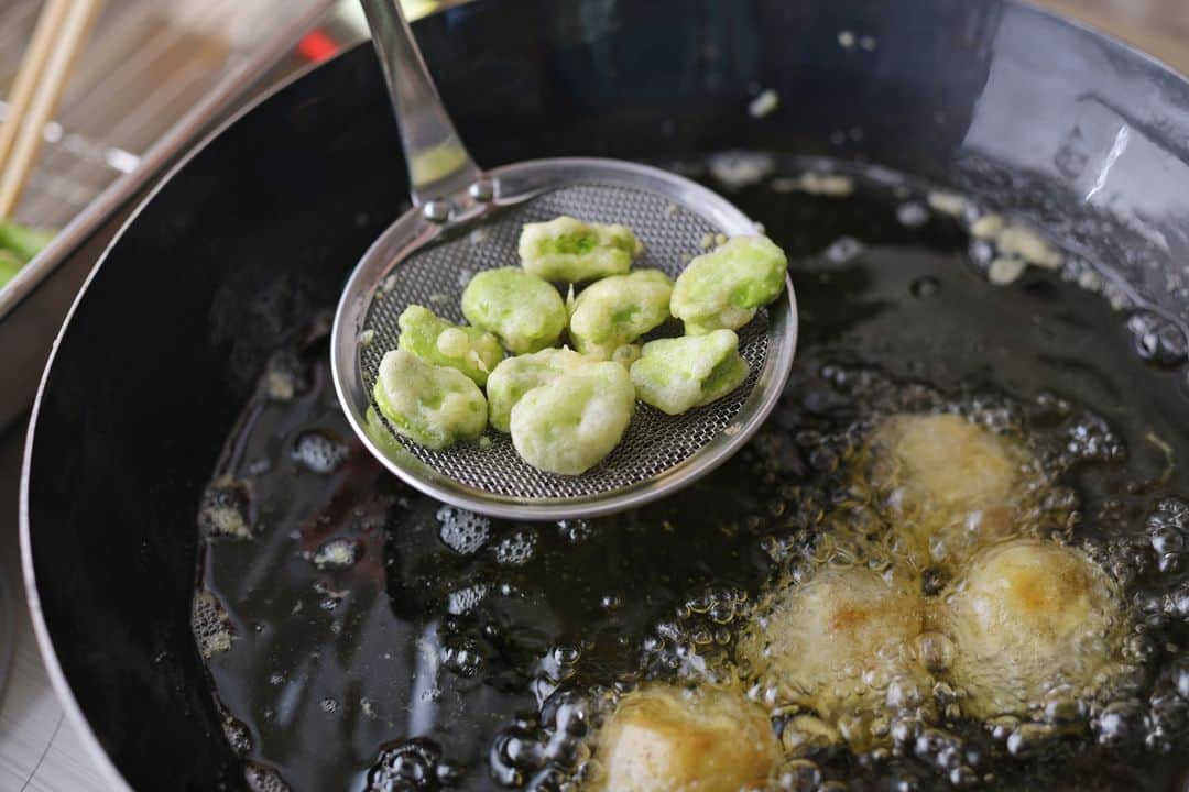 Komerco-コメルコ-さんのインスタグラム写真 - (Komerco-コメルコ-Instagram)「. 鉄フライパンで楽しむ サクサク春野菜のフリット😙 . 柔らかく甘い春野菜は、蒸し料理や焼き料理の他にも、揚げることでさらに甘味が凝縮されておいしくいただけます✨  今回は鉄フライパンで作る”サクッ、フワッ”のフリットと、旬の食材を味わい尽すのにぴったりなこだわり調味料をご紹介します。 . ------------------------------- ▷ #コメルコバナシ は、KomercoアプリとWebサイトのホーム画面でご紹介している読みもの。クリエイターや作品の魅力を紹介し、モノからはじまる料理の楽しさと可能性を提案しています。 . ▷Komerco Webサイトはプロフィールリンクから📲 @komerco_official ------------------------------- . #komerco #コメルコ #cookpad #クックパッド #komercoごはん #料理をもっと楽しく #おうちごはん #instafood #foodpic #cookinglove #手しごと #komercoフード #komercoクラフト  #クド #九雲 #鉄フライパン #春野菜 #フリット #大春の里 #新ごぼう #アスパラガス #新じゃが #新玉ねぎ #そら豆 #菜の花 #春野菜 #やますけ農園 #あや作業所 #食楽日和 #おうちごはんを楽しもう」3月31日 7時30分 - komerco_official
