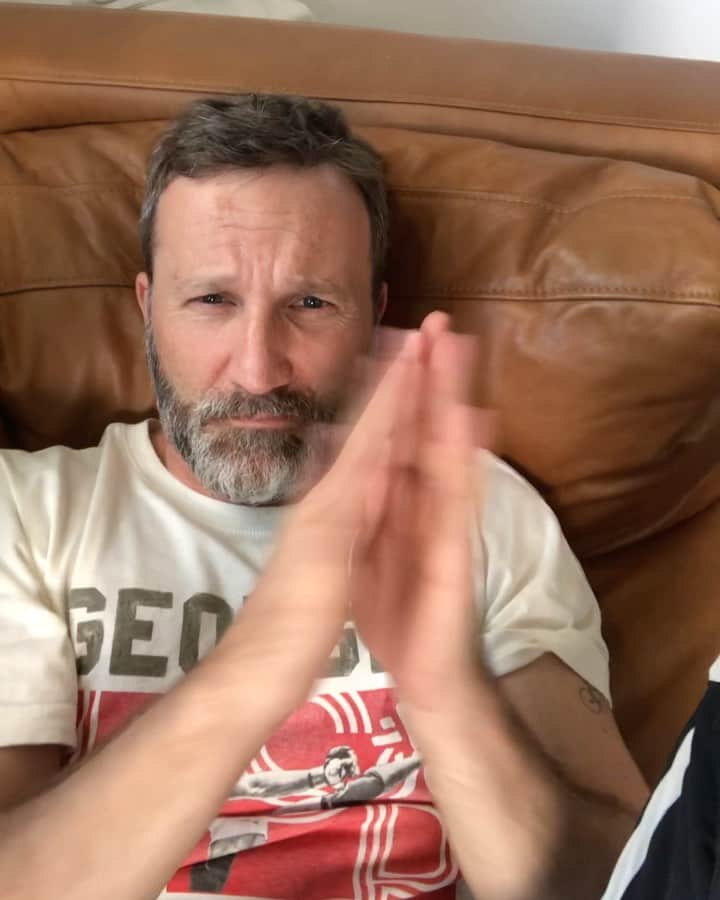 ブレッキン・メイヤーのインスタグラム：「SO SCRATCHY!!! My hands have the sickly pallor of scratchy ash.  And my QuaranBeard is starting to scare the youngins. #LoudHands #CameraFeet #SoPunchy」