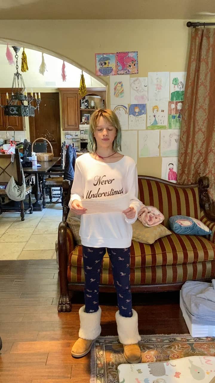 ミラ・ジョヴォヴィッチのインスタグラム：「My daughter @evergaboanderson has been doing a half hour of Russian reading and writing everyday during her #quarantineschool and today she decided to write a Russian story in Cyrillic! It’s super silly and adorable about a rat and a frog who live together and have a dinner party.🤦🏻‍♀️ If you speak Russian it’s really hilarious! Enjoy!😘 Моя дочь @evergaboanderson каждый день полчаса читала и писала на русском языке в школе #quarantineschool, и сегодня она решила написать русский на кириллице!  Это супер глупо и восхитительно в отношении крысы и лягушки, которые живут вместе и устраивают ужин🤦🏻‍♀️😂 Если вы говорите по-русски, это действительно весело!  Наслаждайтесь!😘」