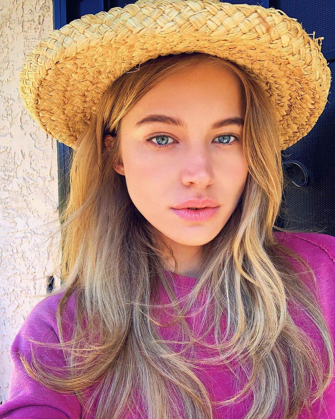 のインスタグラム：「☀️I decided to ‘smart isolate’🤦🏼‍♀️accepted @kat_fairaway kind invitation into her home (I basically begged her to take me in)Day 1 - GT got his a@# beat up by a cat. Day 2 - we went to the beach. I stared at my phone the entire time. GT dug a hole. The hole dug back. The vet wasn’t happy. We went back home to LA. Day 15258390 - We miss the beach. We both like cats😭」