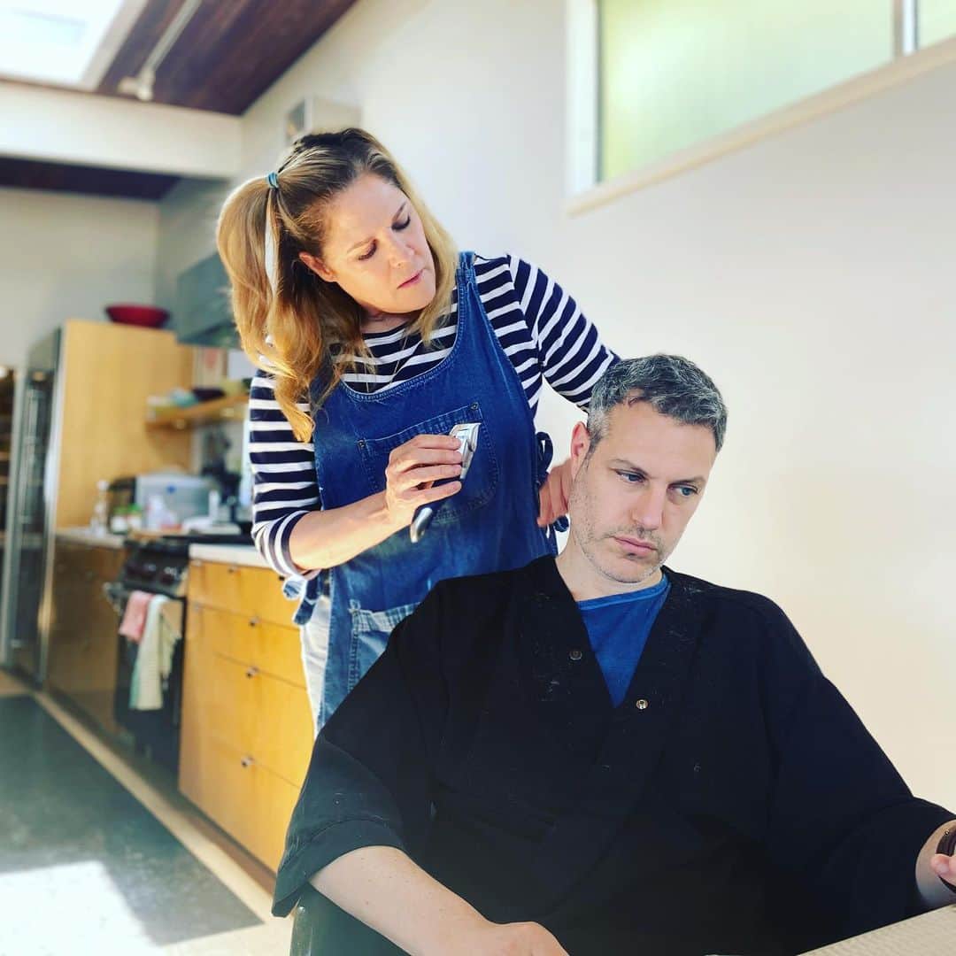 メアリー・マコーマックのインスタグラム：「Hahah!!! FINALLY!! I’ve been a frustrated hairstylist my whole life. (Ask every stylist who’s ever worked with me).」