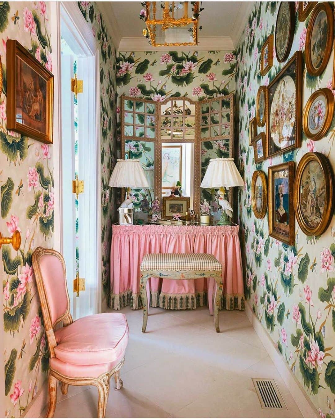 Roxy Sowlaty Interiorsのインスタグラム：「Is there such thing as too much floral?!!」