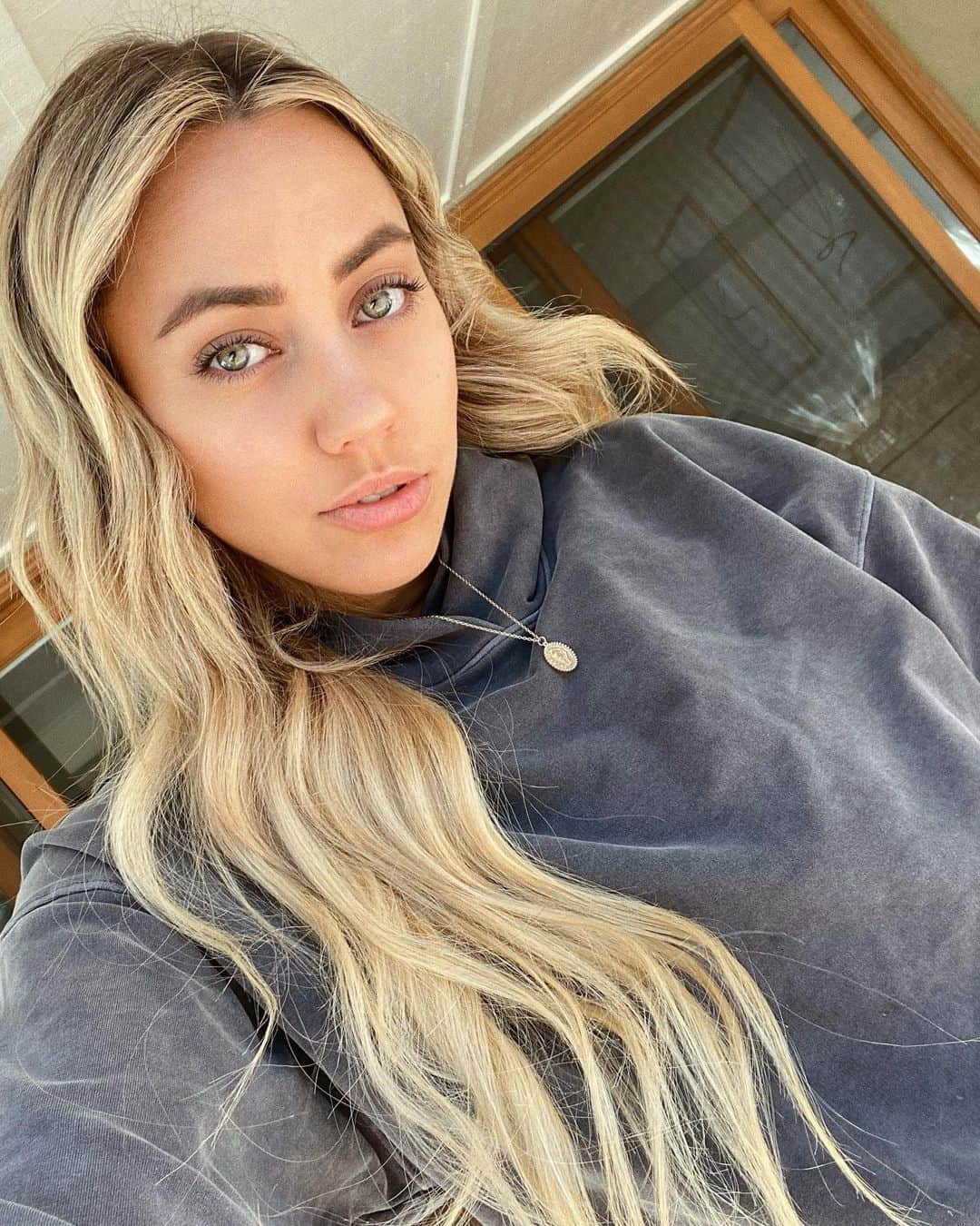 Camden Scottのインスタグラム：「Just another pic from the only day during quarantine I’ve managed to do both my hair and makeup.」