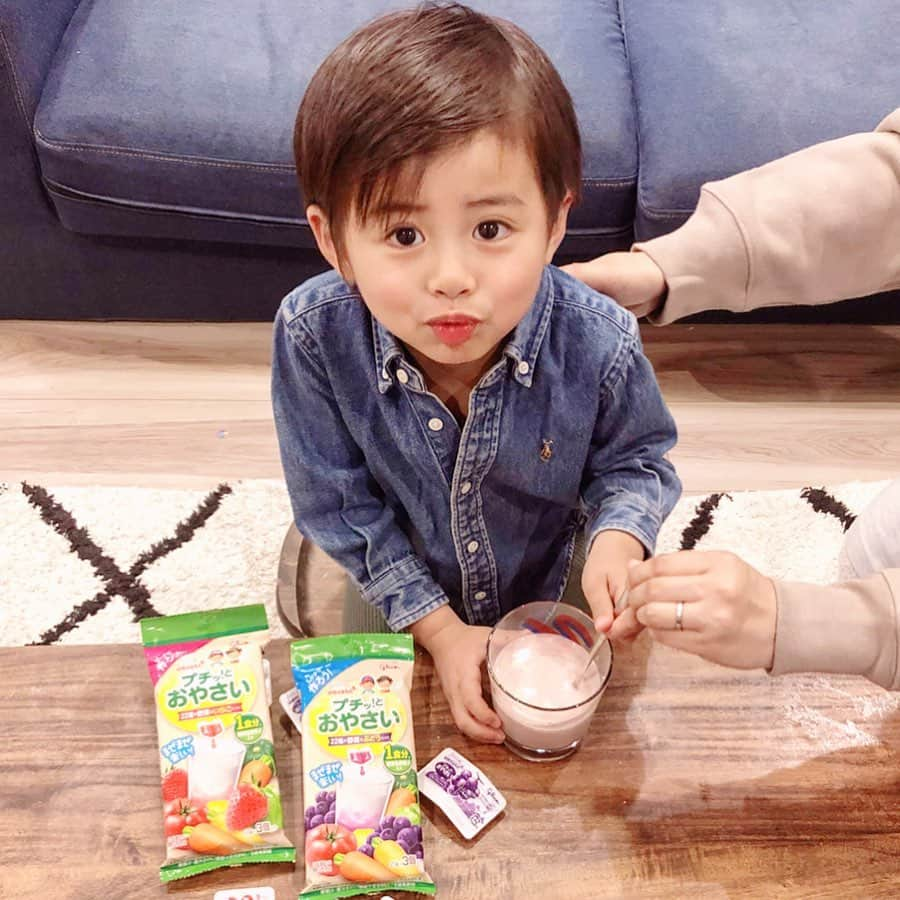 A_kun*mamaさんのインスタグラム写真 - (A_kun*mamaInstagram)「﻿ 今日はあーくんと﻿ 幼児のみもの　プチッ！とおやさい ﻿ を作ってみたよ👦🏻✌️✨﻿ ﻿ 容器をプチッ！と開けて牛乳に入れ🥛 ﻿ ぐるぐるかき混ぜれば ﻿ あっという間に完成😳👏﻿ ﻿ それだけで簡単に ﻿ おいしく一食分の緑黄色野菜の ﻿ 栄養素を摂ることができちゃう ﻿ 優れもの🍅🥕🥦🍹﻿ ﻿ ﻿ ムービーの通りとっても簡単で ﻿ あーくんは何回もプチッとして ﻿ 「おいしい💕😍」って ﻿ 大喜びでプハーッと飲み干していて ﻿ 一緒にいっぱい笑ってすごく楽しかったよ💜﻿ ﻿ いちごとぶどうの味があって ﻿ どちらも驚くほど飲みやすくて ﻿ すごくおいしいの✨ ﻿ ﻿ あーくんはぶどう味🍇がお気に入り❣️ ﻿ 合成着色料・人工甘味料・保存料 ﻿ 無添加なのもうれしいっ😆👏✨﻿ ﻿ お野菜嫌いなお子様にも ﻿ おススメです🙋‍♀️ ﻿ 是非飲んでみてね〜🥛🥕﻿ ﻿ ﻿ ﻿ #プチッとおやさい #glico #幼児のみもの ﻿ #まぜまぜ #混ぜるだけ #グリコ ﻿ #こどもごはん #野菜不足 #glico_広告 #おいしい　#男の子 #息子 #ベビフルムービー #ママリムービー #justbaby #インスタキッズ #親バカ部 #ig_oyabakabu #mamanoko #かわいい #きょコ #男の子コーデ #男の子ママ #男の子育児 #キッズコーデ #キッズヘア #4歳男の子 #4歳2ヶ月」3月30日 22時27分 - aaaooo121