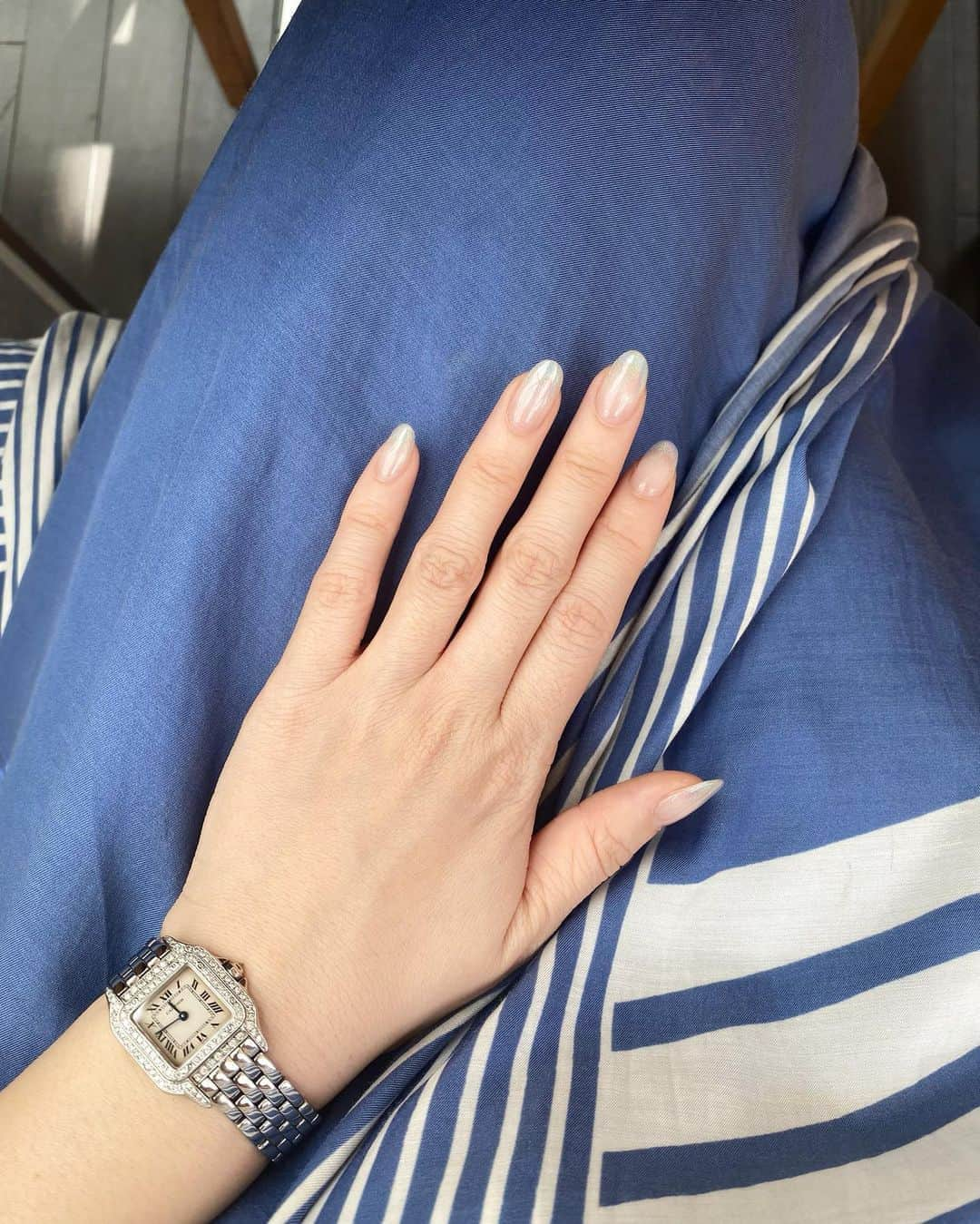 安岡あゆみさんのインスタグラム写真 - (安岡あゆみInstagram)「. Simple is the best💙 お気に入りのミラーネイル💅 指先やジュエリーが美しく見えるシンプルなネイルがお気に入り。 月初めに変えたので伸びてしまっているのはご愛嬌で😅 . . #nail #simpleisbest #cartier #ayumi_y_ootd #ネイル #カルティエ #パンテール #パンテールドゥカルティエ」3月30日 22時30分 - ayumi_yasuoka