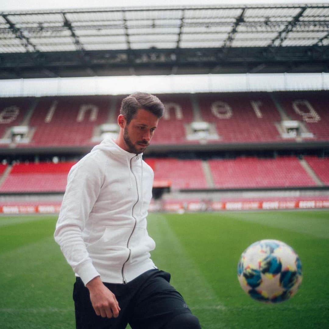 マルク・ウートさんのインスタグラム写真 - (マルク・ウートInstagram)「Individuelle Trainingseinheit in meinem zweiten Wohnzimmer 🏟⚽️ Wäre gerne viel öfter da, vor allem samstags um 15:30 Uhr @fckoeln 😔 #stayhome #staysafe #hometeam @adidas_de」3月30日 22時49分 - markuth