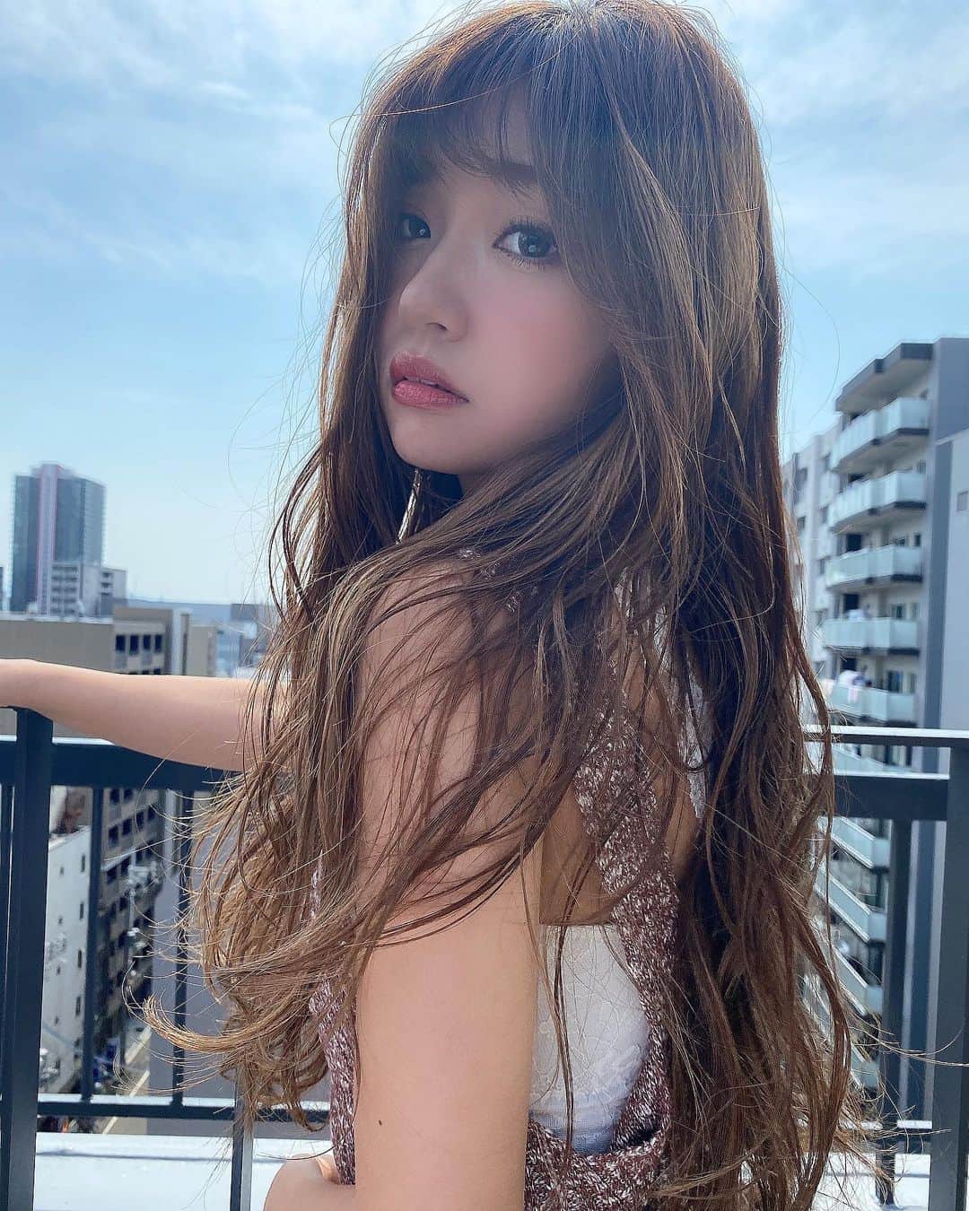 いっちゃん/嶋津 いつみのインスタグラム：「. . 前回投稿した マスク美人盛りメイクの動画 たくさん保存してくれてありがとぉー😭❤️ . . . . 外出制限で退屈なこともあるけど 今のうちにお家で自分磨きして 綺麗になろう計画中💪🏻🤓✨💨💨💨 . . . . 次は美脚ケアの動画撮ろうかなー🤔 って思ってるから楽しみにしてて💕 . . . . 昔から脚だけ←は 褒めてもらえることが多いから  ぇ？ 学生の頃から続けてる フットケアを伝授します👠💕ww . . . . . 他になんか動画の リクエストあったら教えてほしーなぁ👉🏻👈🏻🧡 . . . . . #関西  #関西サロモ  #サロンモデル #サロモ #いっちゃん  #フリーモデル #関西モデル  #あざといっちゃん #かわいっちゃん #いっちゃんコーデ #ブライダルモデル #アレンジモデル #ヘアカラー  #ヘアアレンジ  #ロングヘア #スーパーロング」