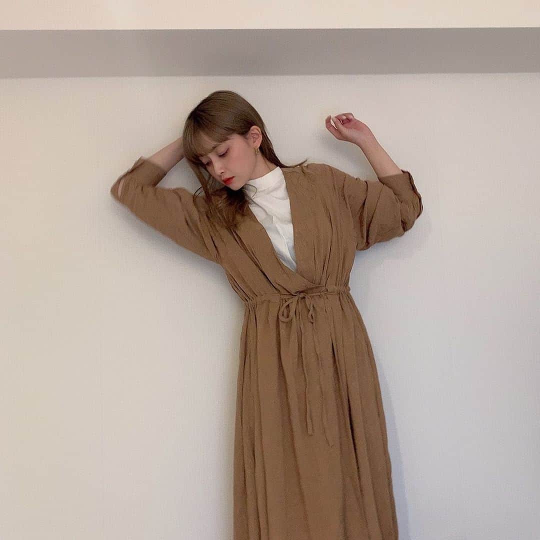 和田えりかさんのインスタグラム写真 - (和田えりかInstagram)「おnew。🙆🏼🥕 ワンピースにもできて羽織りにもできる〜。 光沢感最高〜。 ops/ @selectmoca」3月30日 22時45分 - _wadaerika
