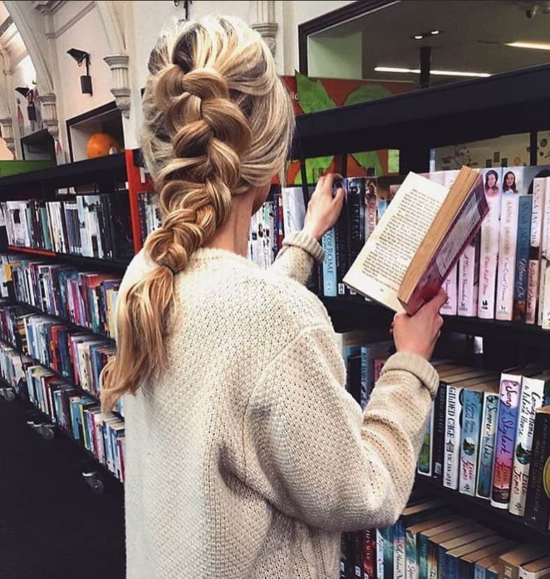 I N S T A B R A I Dのインスタグラム：「Book recommendations below⬇️ thanks in advance 🙂」