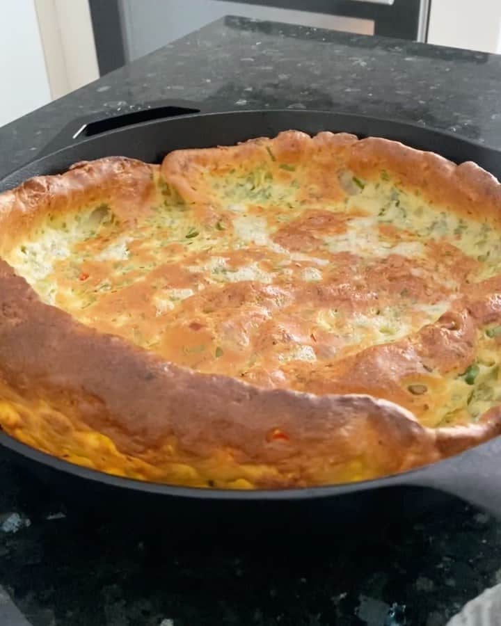 Samantha Leeのインスタグラム：「This Savoury Dutch Baby is a great way to change up breakfast, brunch or lunch menu. Just mix together the batter, pour it all into one pan, and bake. It’s so easy! (Recipe on IG Story/ Highlights) #leesamantha #lockdowncooking」