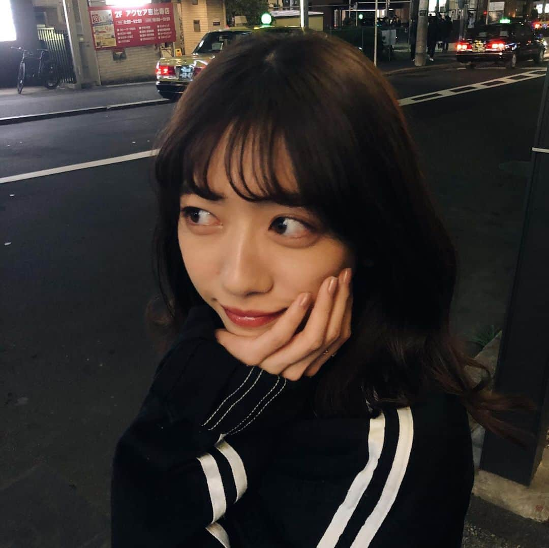 真山りかさんのインスタグラム写真 - (真山りかInstagram)「.﻿ ﻿ いつかの夜﻿ ﻿ 今日は一日お家にいたのでずーっと﻿ テレビ見ながらゲームと漫画﻿ ﻿ 悲しい話題でハッとしてしまって﻿ 心が縛られていく感覚があったりするけど﻿ どうにか明るい気持ちでいたいね。﻿ ﻿ そろそろインスタライブもしようかなって﻿ 思ってるんだ。いつやろうかね〜☺️﻿ ﻿ #まやまにあ﻿ ﻿ .」3月30日 22時54分 - ma_yama_official