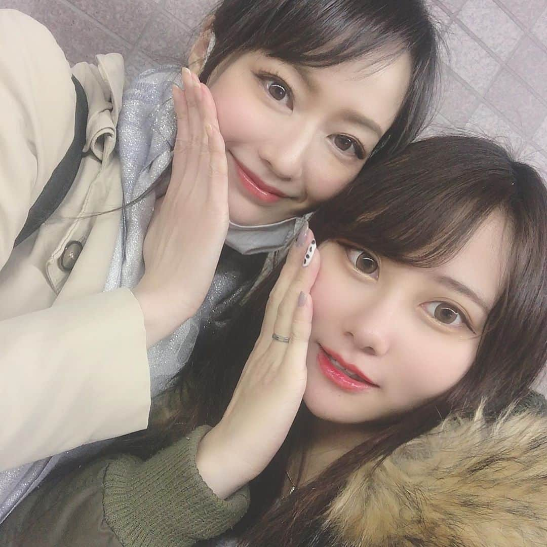 吉山りささんのインスタグラム写真 - (吉山りさInstagram)「このマスク めちゃくちゃ良き😍💕 ✨ 母娘でパチリ👯‍♀️✨ 💎 📸 ✨ 💎  #吉山りさ #フリーランスモデル  #model #Japanesemodel #親子 #母娘コーデ #daughter #mom #ツーショット #高校生ママ 卒業 #美容 #美肌 #single #singlemom #love #japanesegirl #モデル #xoxo #hug #selfie #goodmorning #マスク #ありがとうございます #🙇🏻‍♀️ #40代コーデ #母娘  娘の #手荒れ 絶賛悪化中💦痒いらしい #family #date #japanesegirl」3月30日 22時54分 - oreorerisa