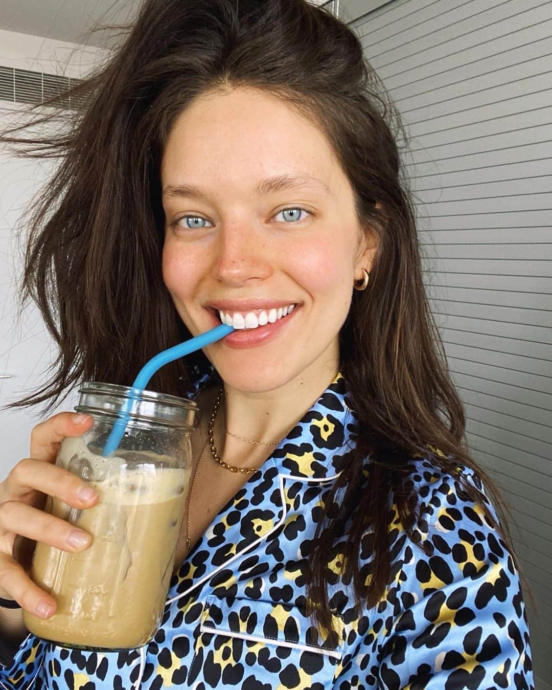 エミリー・DiDonatoのインスタグラム：「You complete me ☕️ (and you make my brain work) 😉  Prepping for another week staying at home. I won’t lie, I was on an emotional rollercoaster this weekend thinking about staying home for the next few weeks so I decided to make a solid plan for what I’m going to do these next few weeks to stay busy and feel productive at home.  As a model, all of my future jobs and shoots have obviously been postponed so I started making a list of “projects” I can do right now to stay productive. I’ve dedicated each day of the week to a different project. Here’s the plan:  Monday: Content shoot (shoot two videos)  Tuesday: Content shoot (shoot two videos)  Wednesday: Plan + research day. Plan, script and research future projects like videos or things i’ve never done before but want to explore. (Podcast? Newsletter? How the heck does Pinterest work? 😂 Etc.) Thursday: YouTube upload day. Upload videos, create thumbnails, write descriptions. Friday: ~Secret project day ~ I’ve been working on an exciting and (hate saying secret) but secret project with @christinalynnuribe so I’m spending the day working on that!  I don’t know if you find this interesting but also sharing this to hold myself accountable to this plan. Let’s see how this works out. I’ll update you at the end of the week. 👋🏻」