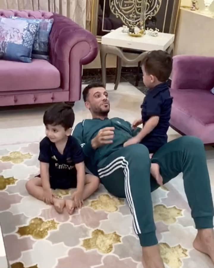オマル・アッ＝ソーマのインスタグラム：「حمودي يقلي مو هيك، فريقي 😂❤️. @adidas #hometeam」