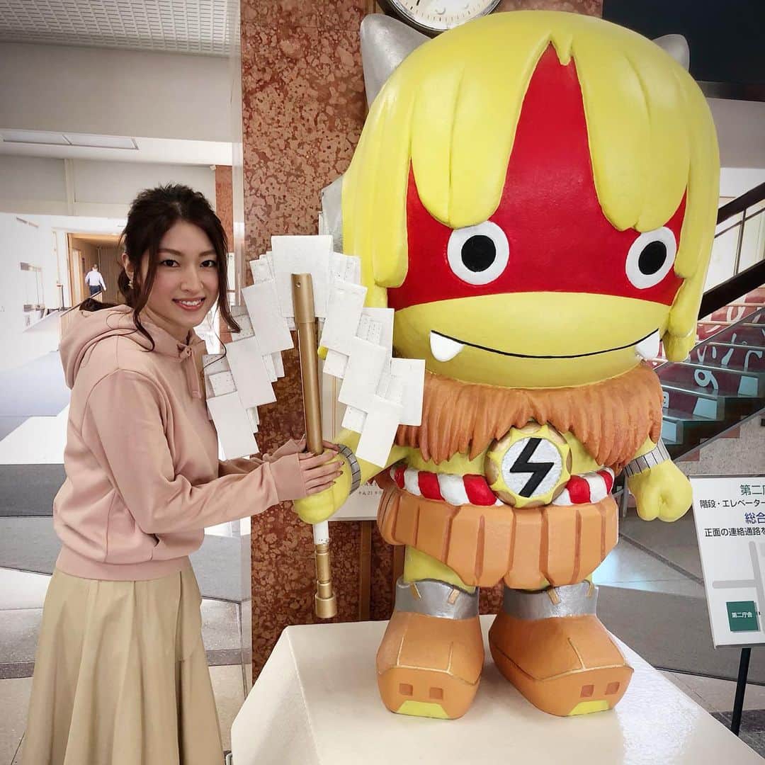 のインスタグラム：「明日22:54〜23:00 📺ABS「@ほっとtime」 県庁にてあきた結婚応援パスポート"あいすきっぷ"の取材をしてきました！💐 . 結婚したばかりのご夫婦や これから結婚を考えているカップルに お得な情報です☺️ . わたしも結婚6年目ですがまだまだ気持ちは新婚なので、このパスポート欲しいなぁ…なんちて。笑 . みなさんぜひ@ほっとtimeご覧ください📺 . #akita #tv #abs #あっとほっとたいむ #reporter #modelclubstella #秋田県庁 #あきた結婚応援パスポート #あいすきっぷ #んだッチ #イノベーションワークス」