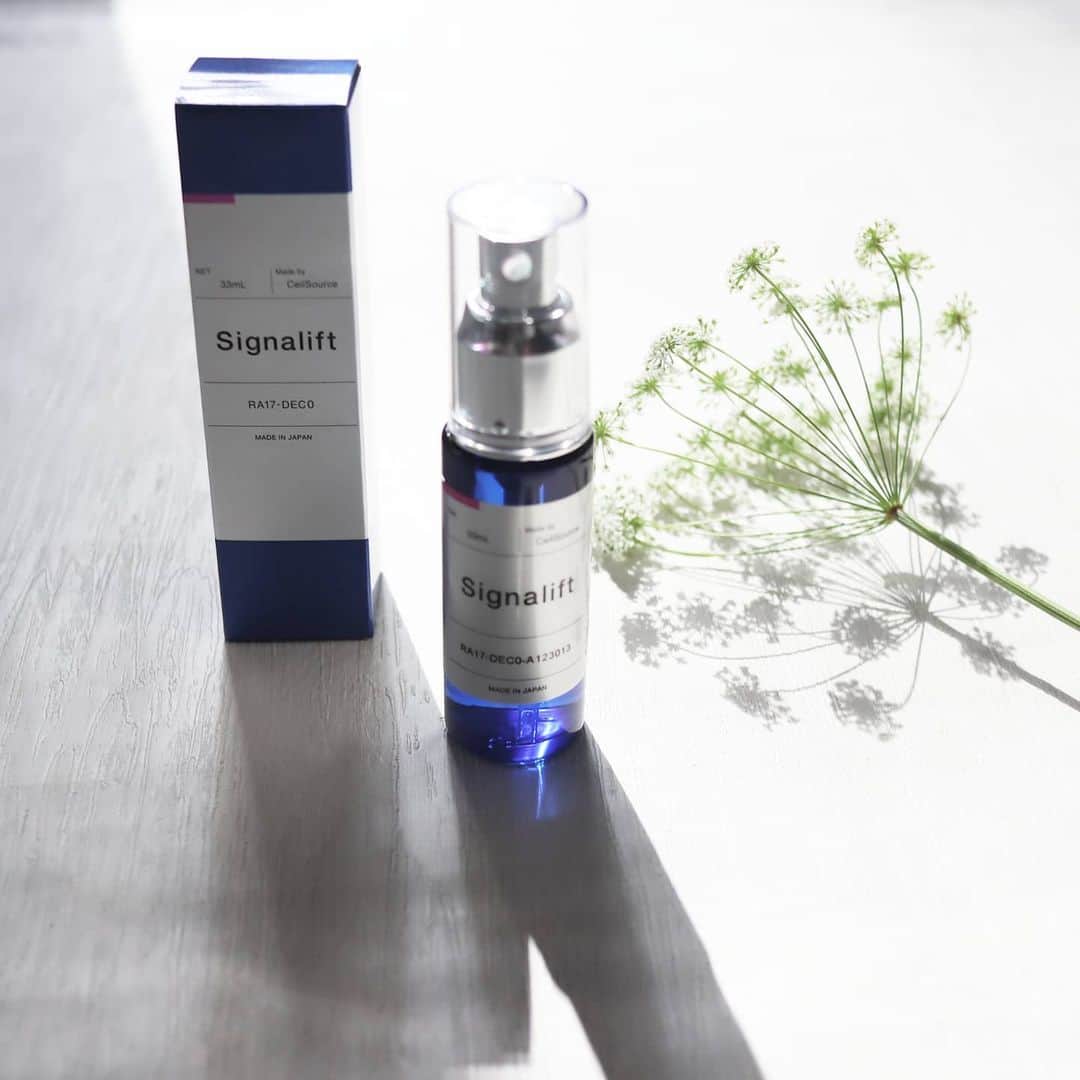 Eri Satoのインスタグラム：「【 Signalift 】 · オススメされて使ってみたこちらの美容液 シグナリフトの#エクストラエンリッチ です · 再生医療の研究から生まれた新成分、 「シグナペプチド」が配合されていて、ハリと弾力を生み、キメを整えてくれるそう。 · 最近マスクを付けることが多いせいか(もしくはお菓子の食べ過ぎ)、口まわりの荒れが気になり💦 でもこの美容液を使うようになってから、治りが早くなった気がします！ 2枚目の写真は無加工だけど肌がきれいにみえる👀 ブースターとしても使えるので、いつものスキンケアに加えるのもオススメ💛 · 洗顔料やクリームもあるので使ってみたいな✨ ぜひチェックしてみてね☺ @signalift · #signalift#シグナリフト#美容液#ブースター#スキンケア#エイジングケア#再生医療#保湿#コスメ#コスメ好きさんと繋がりたい#pr」
