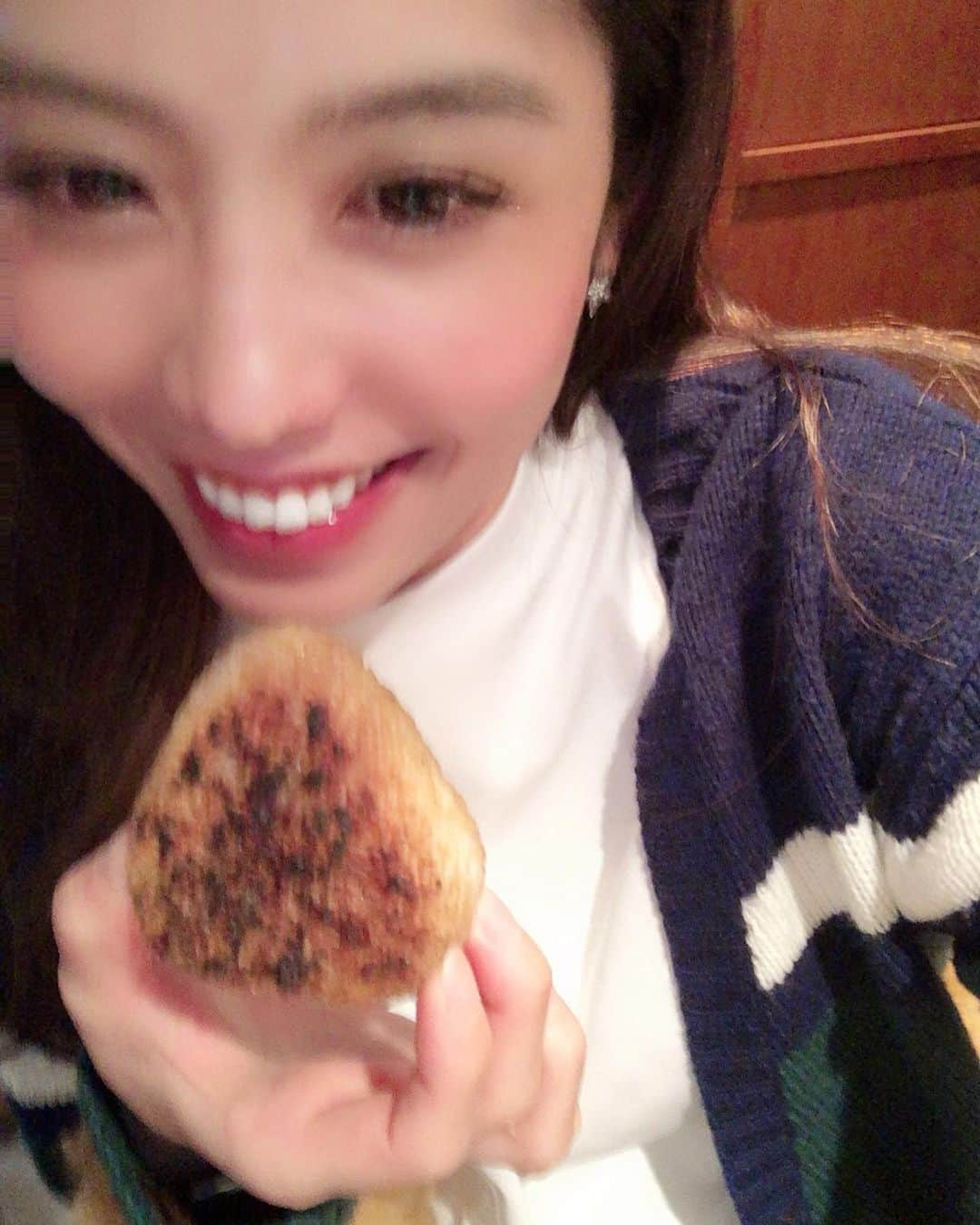 浦田麻緖さんのインスタグラム写真 - (浦田麻緖Instagram)「あーん😋❣️ 焼きおにぎりってどうしてこんなに美味しいのだろうか...🍙💕 #焼きおにぎり　#美味しい #おうち時間　#お家ごはん  #stayhome  #小腹が減ったので　#焼きおにぎり作りました　#まったり　#こんなときだから　#食べて　#元気を　 #毎日笑顔を　#食べログ　#食べてhappy #美味しい顔」3月30日 23時42分 - mao.urata