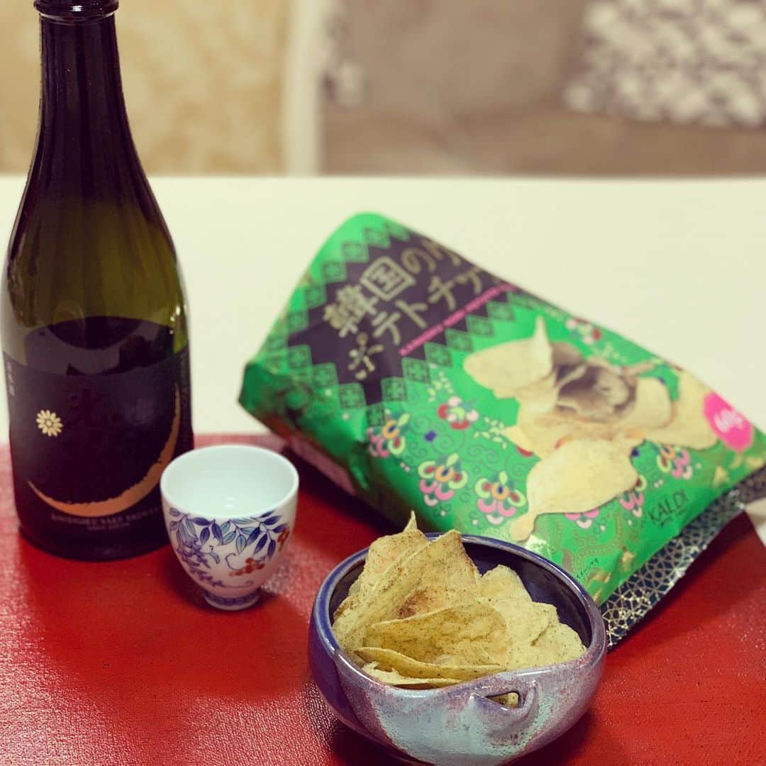 レイチェル・チャンさんのインスタグラム写真 - (レイチェル・チャンInstagram)「おうち時間は好きなモノ、好きなヒト、好きな場所に想いを馳せて… Support your favorite things, people, places at home. #sake #おうち時間 #home #food #日本酒 #japan #japanesesake #wine #居酒屋麗蝶」3月30日 23時35分 - rachelchanjpn