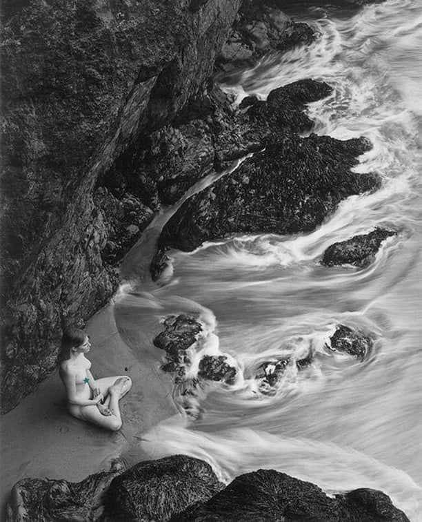 Meganさんのインスタグラム写真 - (MeganInstagram)「Breathe 〰️Girl on Beach, Wynn Bullock, 1968 #solopursuits #wynnbullock #meditate #beach」3月30日 23時50分 - zanzan_domus