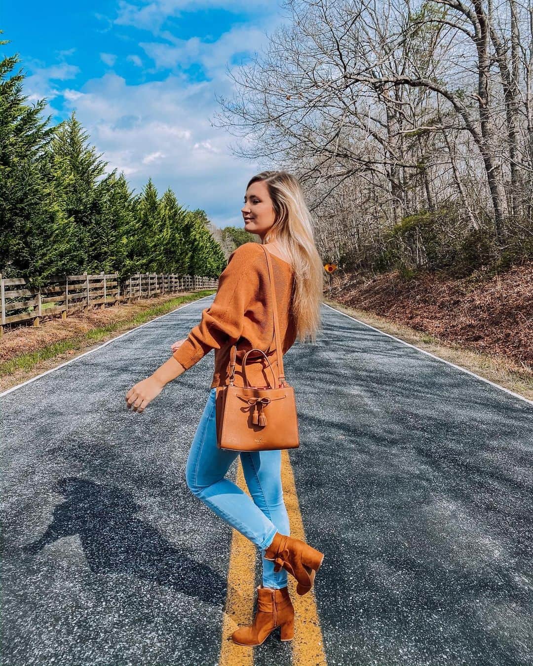 サシャ・カリスのインスタグラム：「Never thought I would enjoy daily walks so much 🙈 I love getting some outdoor time or some sort of exercise after spending all day inside.  Do you guys prefer walking outside or indoor workouts? 🌿」