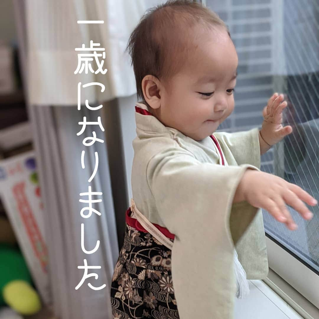 大徳絵里のインスタグラム：「三男が、無事に1歳を迎えました。 ・ 3週も早かったために、兄弟の中では一番小さい子でしたが、 この一年の間で体調不良もほぼ無く育ってくれました。 ・ 三男なのに、逞しくなるどころか家族中から溺愛されて、今のところ人見知り継続中だし、甘えん坊で慎重な子。 ・ ですが！ここ数日で、一人立っちを覚えた途端？！気に入らないとひっくり返るし、泣いて反抗！！ ・ そんな所も「可愛いねぇ😍」で済まされてしまう彼は、これからどう成長していくのでしょうか。 ・ 新型コロナの流行で不安に苛まれるし、日常不便極まりないけど、子どもたちの笑顔だけは守りたい…そう思わずにはいられない誕生日となりました。 ・ #1歳 #1歳誕生日 #2019年3月生まれ #叱られると泣いちゃうの #2019_spring_baby部 #まだ歩けない #薄毛べビー #大泉門 #大泉門閉じてきた」