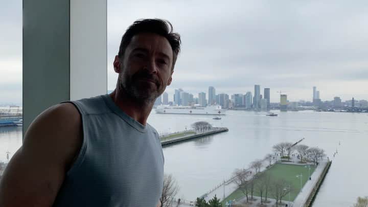 ヒュー・ジャックマンのインスタグラム：「What an amazing sight! To all aboard the #usnscomfort, the #nystatepolice and all the doctors and nurses the world over ... THANK YOU.」