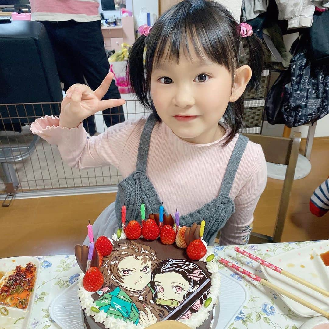 堀えりかさんのインスタグラム写真 - (堀えりかInstagram)「少し遅れてお誕生日会🎂🎉 姪っ子ちゃん7歳👏 早いなー❤️❤️❤️ つきなは１年ぶりに弟に会えて凄く喜んでた☺️☺️☺️ いっぱい遊んでくれてありがと💓 . . ケーキは姪っ子ちゃんリクエストの鬼滅の刃ケーキ🎂 .  #誕生日ケーキ #鬼滅の刃 #鬼滅の刃ケーキ #誕生日 #姪っ子 #誕生日会」3月31日 0時13分 - xerikax143