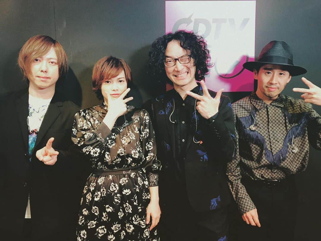 FLOWER FLOWERのインスタグラム：「CDTVライブ！ライブ！ ありがとうございました。 本当に！本当に皆さんにライブでお会いしたい所ですが、今しばらく！ アルバムを聞いて、初回盤の映像を観てお待ち下さい。 #FLOWERFLOWER #CDTVライブライブ #インスタはカラーで #サブスクでも聴けます #本日やった曲は #夢 #CHE.R.RY」