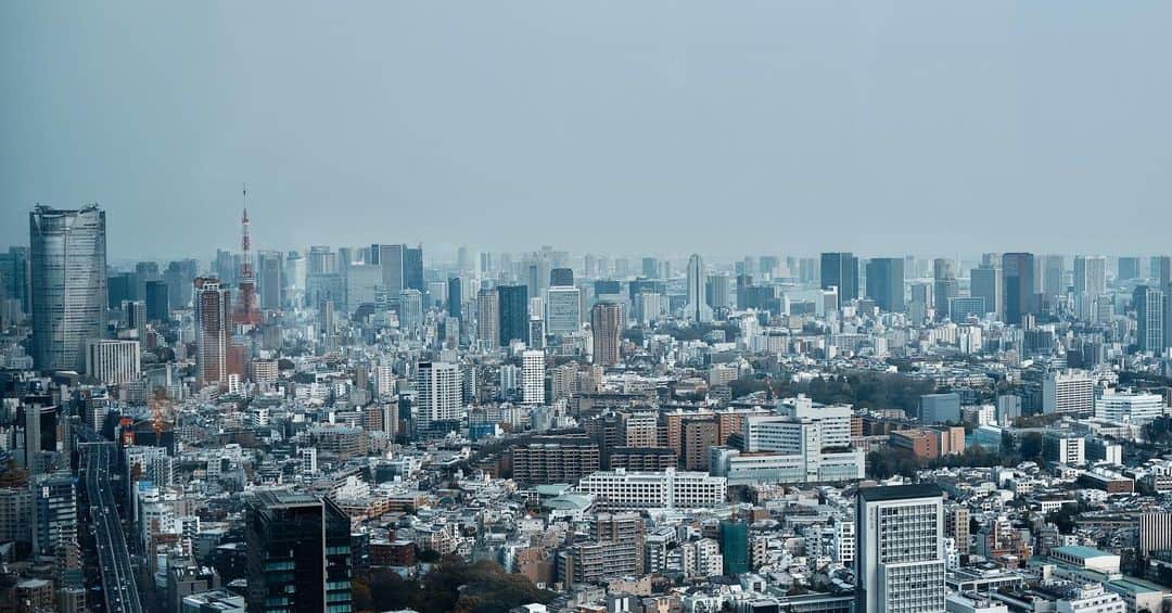 吉田拓巳のインスタグラム：「いつかの渋谷。  各国のコロナウイルスの封じ込めを見ていると、日本も1ー2ヶ月完全に封鎖してしまって、封じ込めたら経済活動を再開させる方が結果的に被害を抑えられるんじゃないかなと思ってきた。 中途半端にやってると減りもしないし長引くし..... 思い切りが大事かも。」
