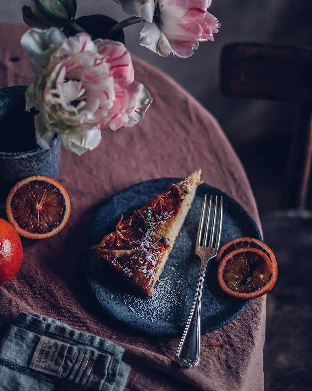 Our Food Storiesさんのインスタグラム写真 - (Our Food StoriesInstagram)「From our latest blogpost 💞 Get the recipe for this simple and delicious gluten-free blood orange upside down cake via the link in profile 😋 #ourfoodstories  ____ #gatheringslikethese #tabledecoration #tablesetting #momentslikethis #bloodorange #glutenfricake #glutenfreerecipes #glutenfri #glutenfrei #germanfoodblogger #foodstylist #foodphotographer #bakinglove」3月31日 0時37分 - _foodstories_