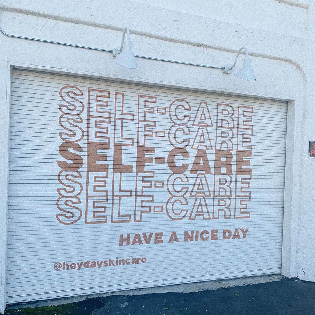 ダニエル・パナベイカーのインスタグラム：「Happy Monday! It’s the start of a new week and a reminder to take care of yourself even in these unique times. What are some ways you practice self care?」