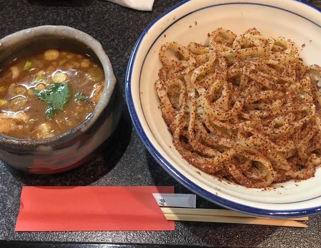 佐藤聖羅のインスタグラム：「大阪　三く  腹8割満たされている中、入ったラーメン屋さん  絶対残す気で入ったのに、気が付いたら麺を完食し、追いライス注文して、それもまた完食してしまった。  腹パンでも食べれてしまうほど美味しかった。  ABCホールの近くまで来たらまた食べよう💖  #三く #煮干し #つけ麺 #39」