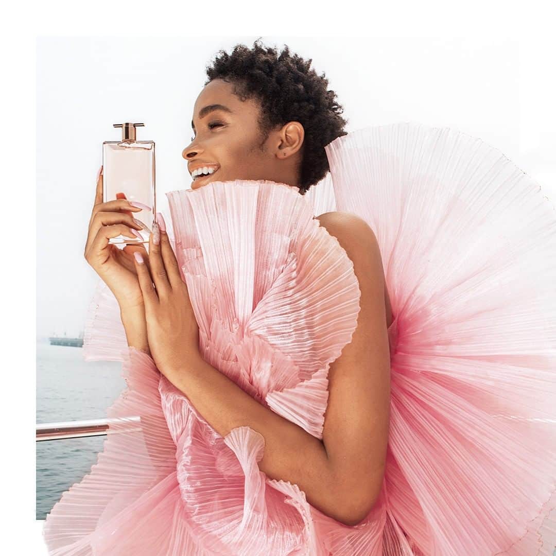 Lancôme Officialさんのインスタグラム写真 - (Lancôme OfficialInstagram)「A beautiful silhouette playing tribute to a modern fragrance. @QUEENDARERAH #Lancome #Idole #Fragrance #regram​」3月31日 0時45分 - lancomeofficial