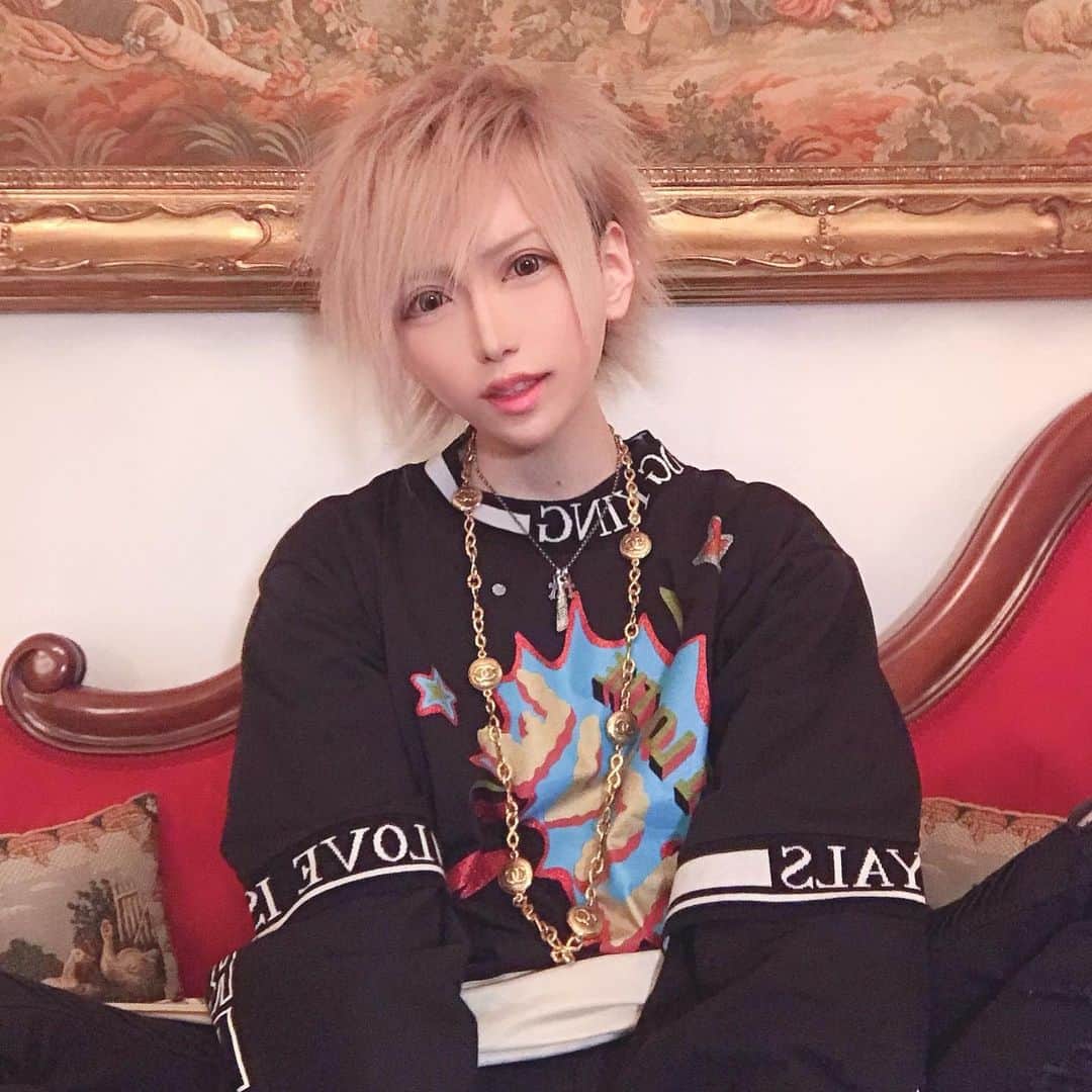 マシロンケーキのインスタグラム：「. この時今に比べると髪短め。 ギャツビー のムラサキのやつ揉み込んでますね(高校から使ってる) 仕上げはスプレーひたすら振りまいてます(お風呂の時大変だからやめた方がいい) 外出先では風吹いたらムカつきます。 . . コロナウイルスが世界的に流行してしまいましたね。 もう自分の身は自分で守ることしかできないので無駄な外出は避けてなるべく引きこもりましょ！ . 今日もグレイトな1日にしようぜ！！(鬼塚感)」