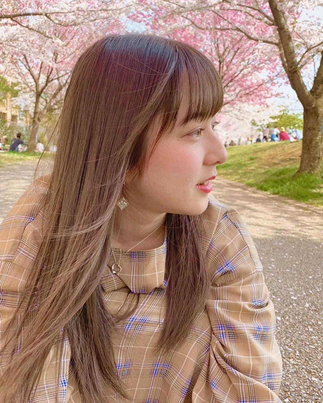 布施柚乃さんのインスタグラム写真 - (布施柚乃Instagram)「🌸﻿ ﻿ 去年の桜と、去年の私。🌸﻿ 1年でどのくらい成長したかな。﻿ 去年は5回くらいお花見できたんだけどなぁ。今年はまだちゃんとしてない、、 ﻿ 今日で今年度終わりだ〜 嫌なこと、辛いこと、苦しいこと、全部置いてこ！﻿！ ﻿ もう、コロナなんてもう絶対広めないで﻿ たのしい未来にしようよ🤭﻿ ﻿ ウイルスにかからない努力とあげない努力をしよ！﻿ ﻿ アルコール消毒して、こまめに水分とったり、無闇にあちこち触らず、人のいるところには遊びに行かない！﻿ ﻿ 誰とどこにでもいける日本に戻そう！！🇯🇵😢﻿ ﻿ 1日でも早く笑顔溢れる未来が来ますように！﻿ ﻿ 新年度良い年になって欲しいな😖🤍﻿ ﻿ #コロナ#やっつけろ#コロナ対策#健康#健康第一#自分#他人#迷惑#かけないように！#桜#さくら#花見#お花見#去年#ぴんく#花#1年前#懐かしい#早く#終息#祈る#ゆのぴく🐰」3月31日 1時06分 - yuno.fuse