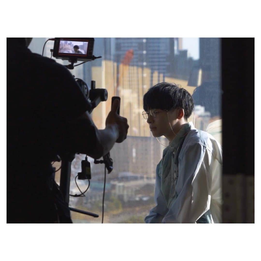 工藤大輝のインスタグラム：「"Flight away" MV behind the scene.  眼鏡は光の反射が酷かったので断念。 幻のカットとなりまして非常に残念。」