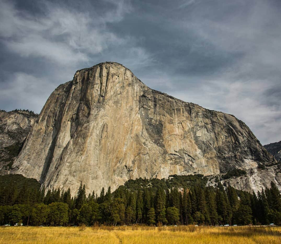 ヨルグ・バーホーベンのインスタグラム：「I got a poster of Yosemite's El Capitan hanging above the kitchen table, not sure yet whether it's a curse or a blessing these days 😂 • #stayathome #needgranite 📸 by @jonglassberg #lt11」